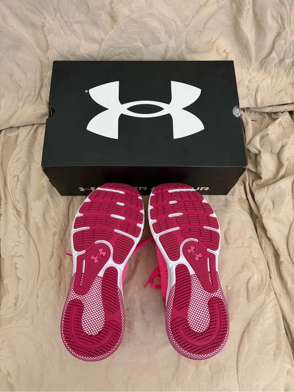 Under Armour Big Kids 6Y Hot Pink Mesh Worn Once
